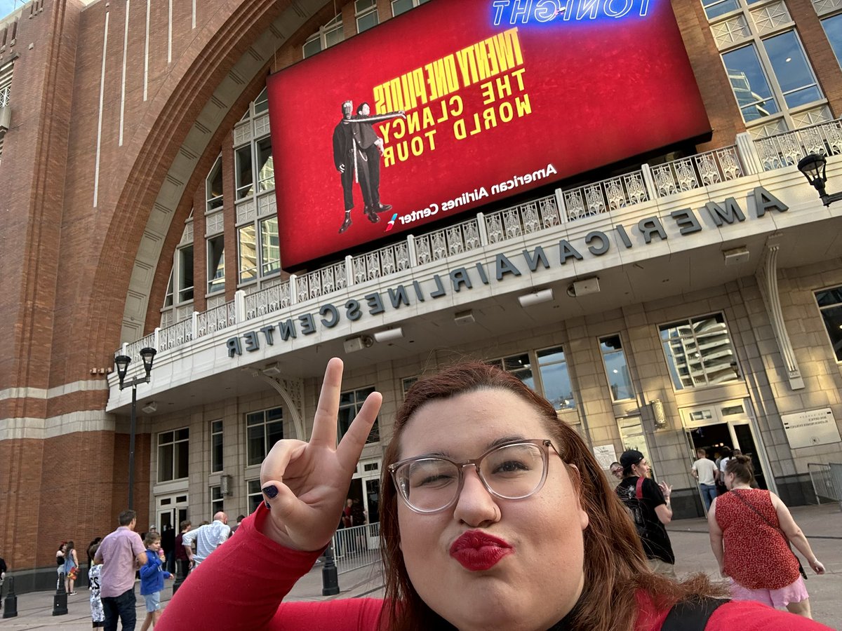 modelminnette's tweet image. arrived at to see the pilots 🔥