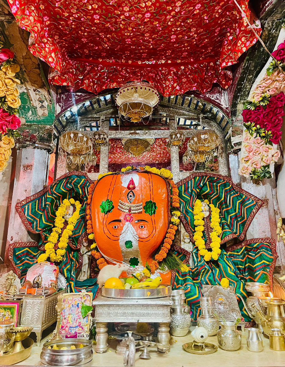 आप सभी को श्री गणेश चतुर्थी के पावन पर्व की हार्दिक बधाई एवं शुभकामनाएँ। 

प्रथम पूज्य श्री गणेश जी आप सभी के जीवन में सुख, शांति, समृद्धि एवं खुशहाली लेकर आएँ।

गणपति बप्पा मोरया।
#GaneshChaturthi2024 
#trinetrganesh 
#ranthambhour