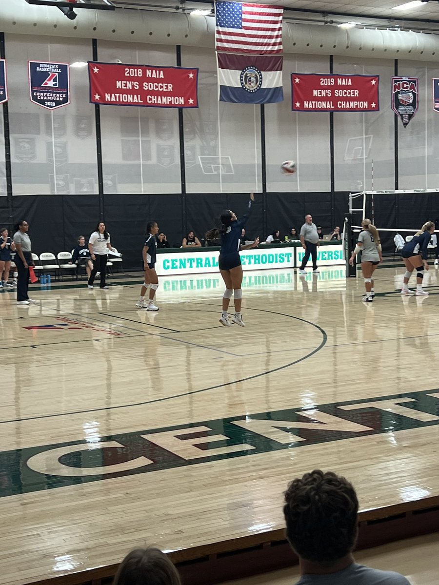 I spy former Jay vb player leading the CC Cougars team to a big win!  Go Hannah Vogt!