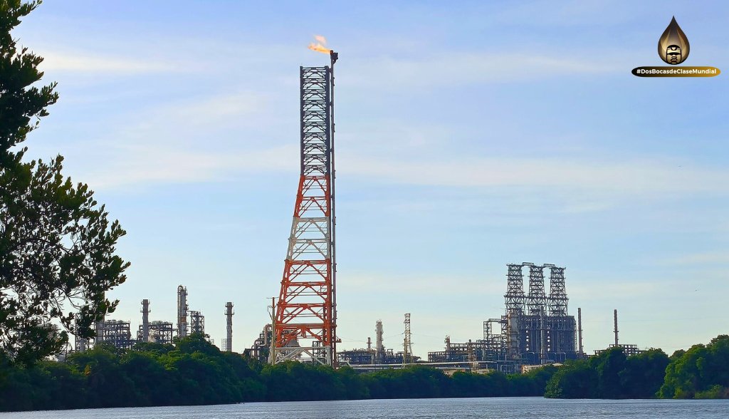 En la refinería Olmeca en Dos Bocas continuamos con la producción de petrolíferos. En la imagen se observa la torre de desfogue o quemador elevado cuya función es dar salida de forma segura a los gases a lo largo del proceso. También se observan las tres torres de la Planta