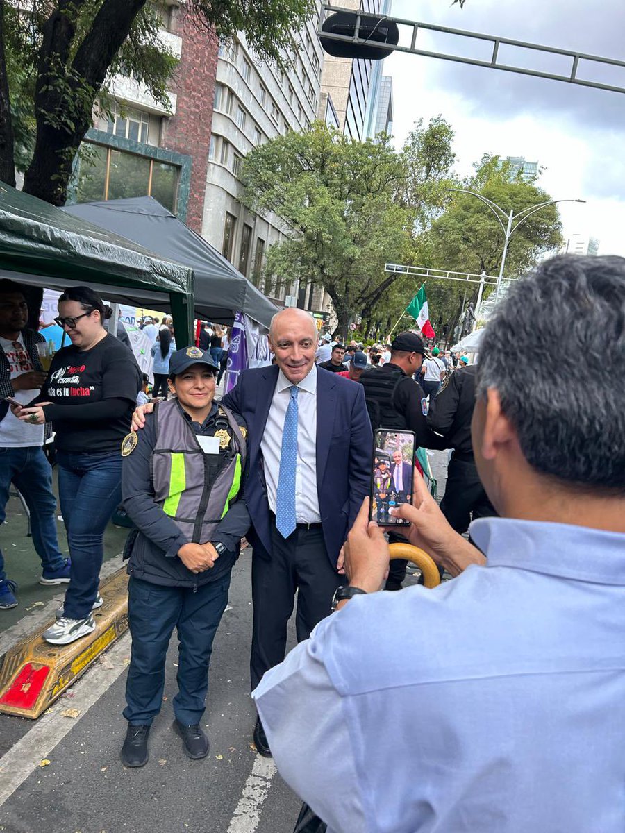 MiguelCarbonell's tweet photo. Apoyando al PJF en la sede del Senado. https://t.co/CUEH7263kU