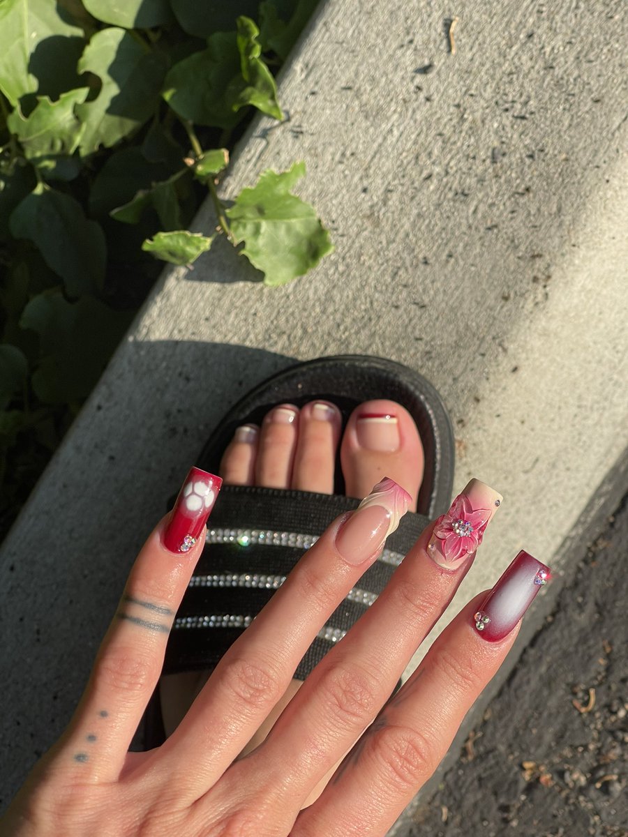 supatkelli's tweet photo. my new nails 😻🌺💛 https://t.co/qXrVsBIa3I