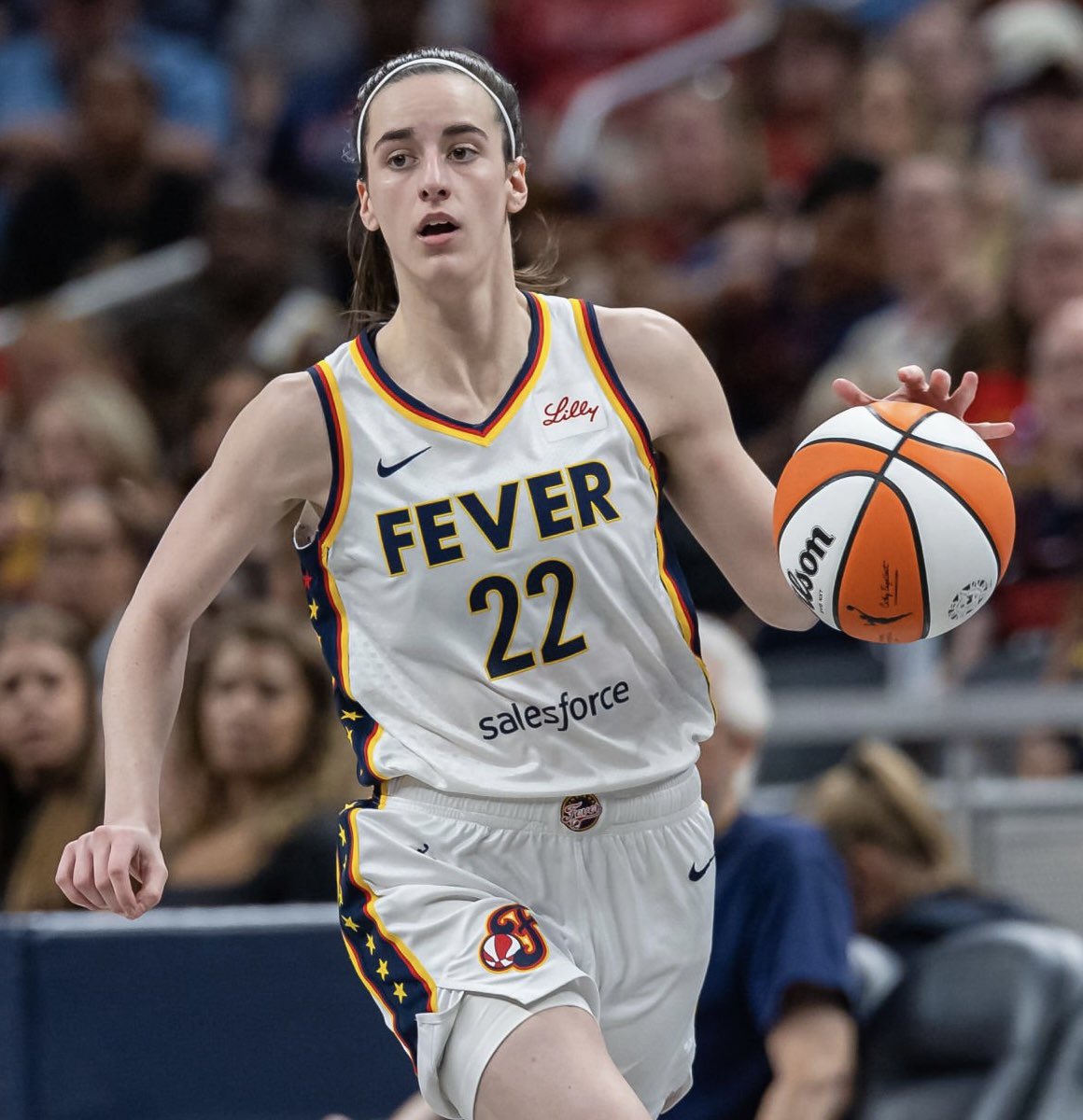 Caitlin Clark now has the most games in a single season with 25 PTS • 5 AST • 5 3PM.

She passes Sabrina Ionescu &amp; Diana Taurasi.