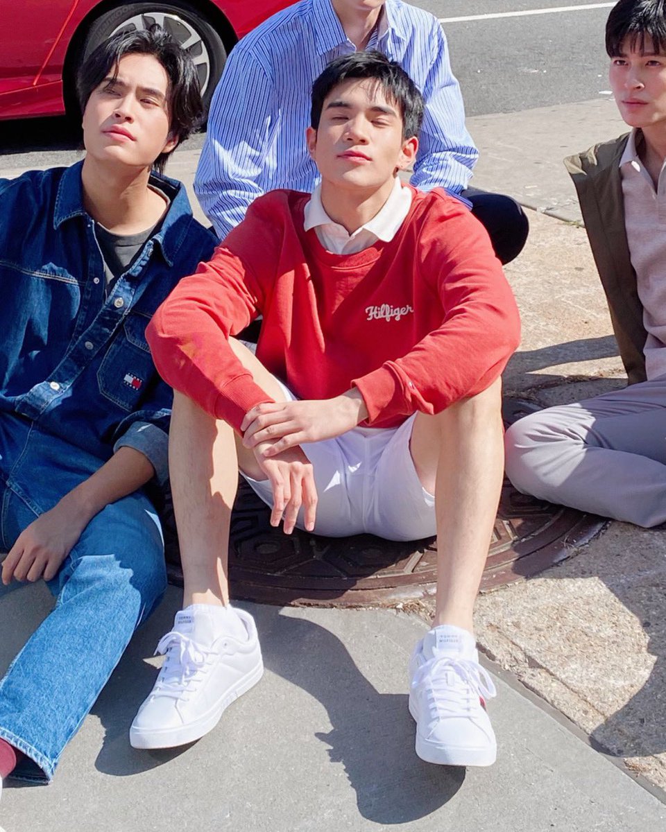 Nong4thsocute's tweet photo. แล้วน้องโฟ้ดแต่งตัวน่ารักมากๆจิงๆ เสื้อเสวตเตอร์แดง กางเกงขาสั้นสีขาว รองเท้าผ้าใบ นิวยอร์กบอยสุดๆ y-y หล่อสุดๆ💗💝🎀✨

 #TommyHilfiger #TommySS25
 #Fourthnattawat #โฟร์ทณัฐวรรธน์ 
 @tawattannn @TommyHilfiger https://t.co/2s1VzjfdgU