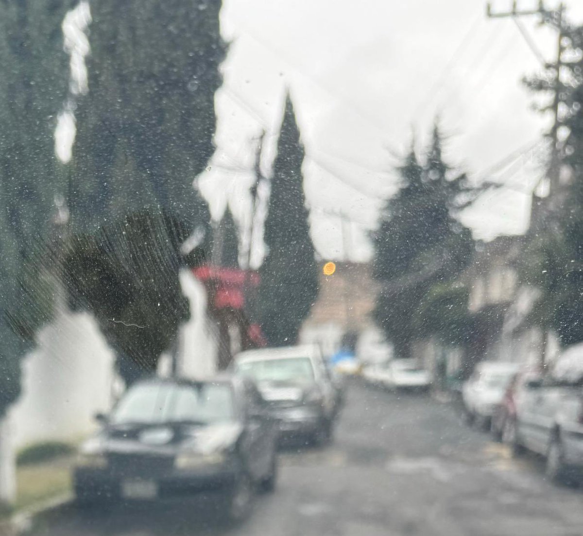 evamsan's tweet photo. @UCS_GCDMX @OVIALCDMX @AlcCuajimalpa @C5_CDMX @jmorenocdmx Seguimos con problemas en Calle Ahuatenco frente al No 81-83 estacionados del lado que baja 6coches que estorban,dificulta la vialidad.Había letreros de NO ESTACIONARSE y esas casas los quitaron ilegalmente porfavor apoyo https://t.co/VrbCaw1BgM
