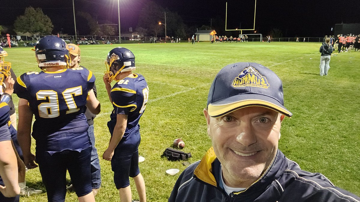 CPoulinCoat's tweet image. Great to be on the sideline on Friday nights! Go Summum! Physio ce soir! #Summum #LaFrontalière