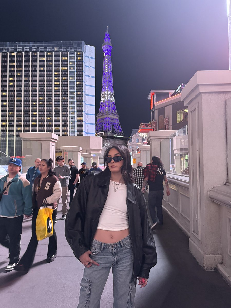 just a pretty girl blowing ur money at vegas 
double it or get blocked 

findom cashpig humanatm subs