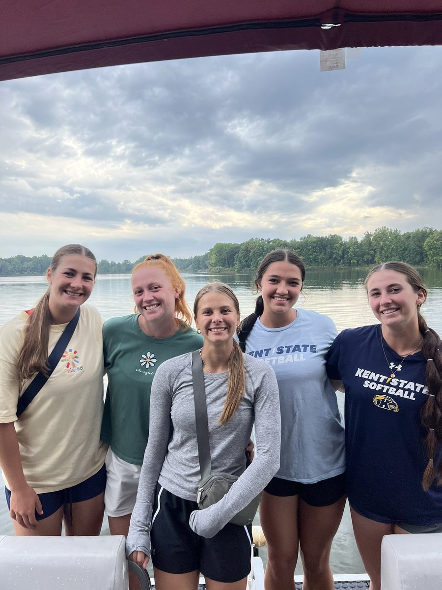 They say life is better at the lake ☀️🌊

Fun team bonding after a fun inner squad scrimmage💪

Thank you Doug Dix for welcoming Kent State Softball into your home!

#BTS #GoFlashes⚡️