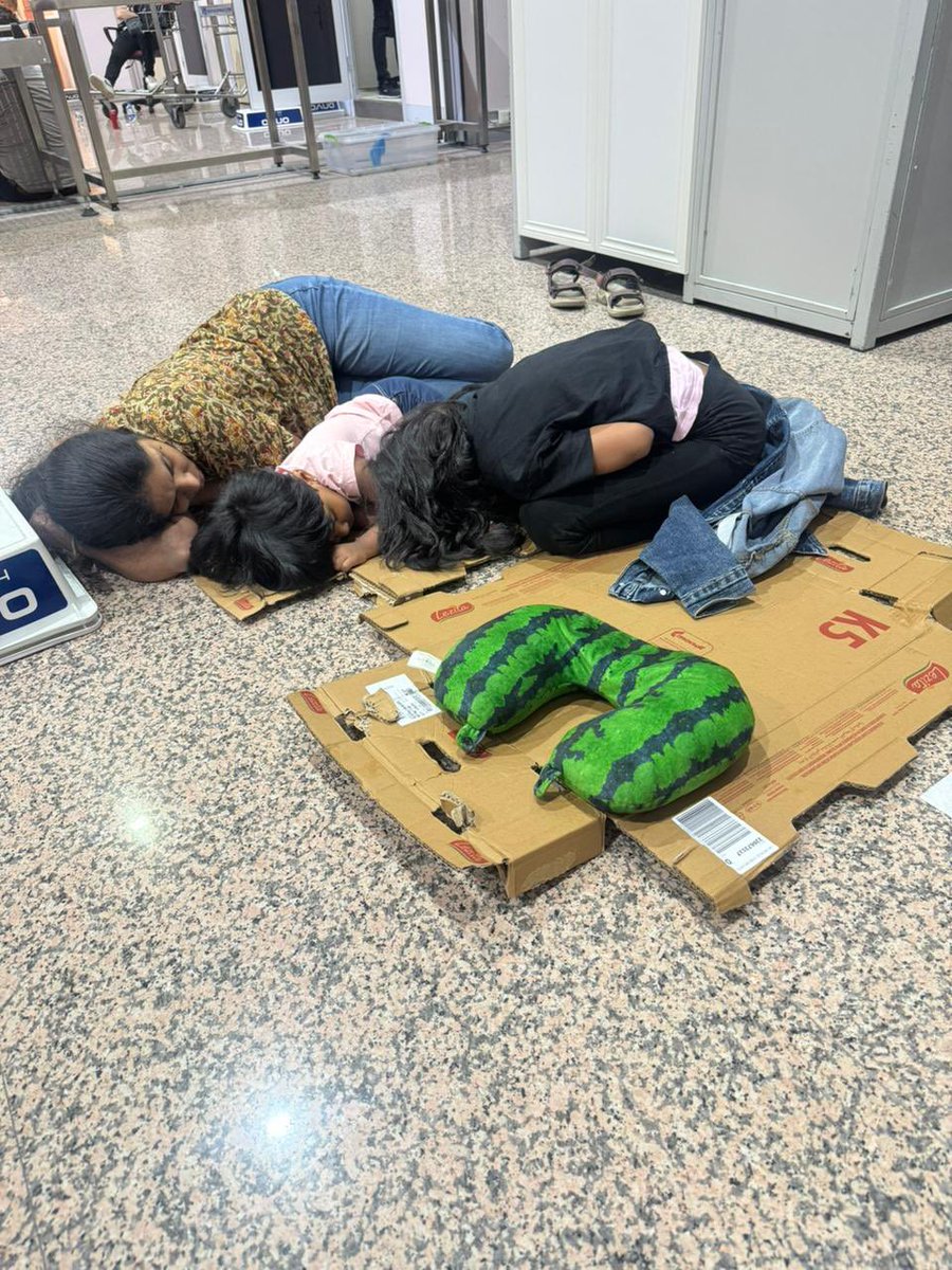 PankajShroff17's tweet photo. @airvistara @airvistara is this the way you handle the situation do you really know by what people r going through @DrSJaishankar @MEAIndia @PMOIndia #vistara #uk27 https://t.co/vtzH0nKgmn