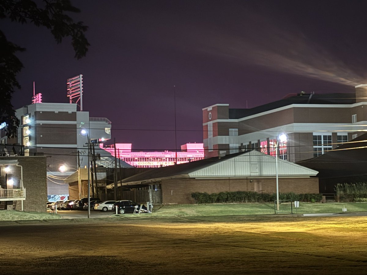 KBarcus's tweet image. RV’s and tailgate are set up! That glow though! #GoPokes