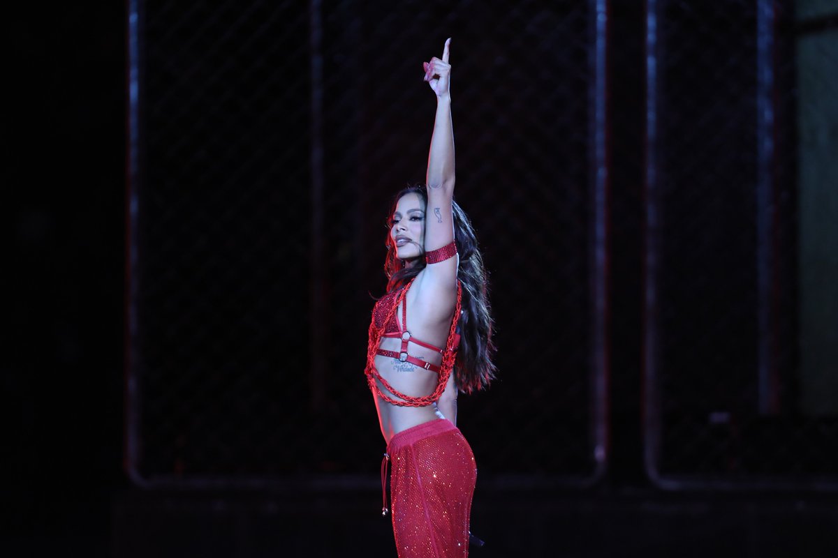Los40UsaOficial's tweet photo. 📸 Check out these photos from @Anitta 's electrifying PERFORMANCE during the #NFL #HalftimeShow at Arena Corinthians! 

🔥 She lit up the stage during the game between the Green Bay Packers and the Philadelphia Eagles this September in São Paulo, Brazil 🇧🇷🏈 https://t.co/IxlqLyYU67
