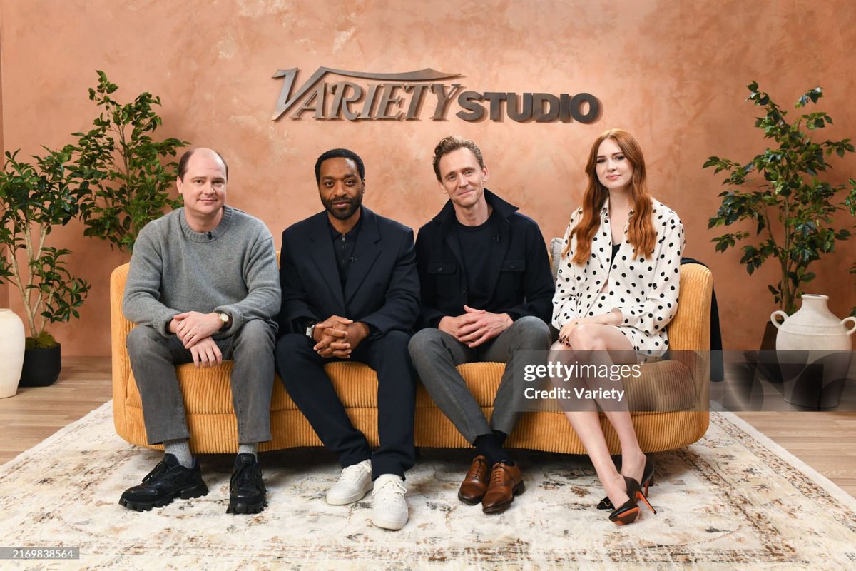 TomHidFansLATAM's tweet photo. Nuevo‼️
Karen Gillan, Mike Flanagan, Chiwetel Ejiofor y Tom en el Studio de Variety, en el día uno del Toronto Film Festival 2024.
📷 gettyimages.
III/III
#tomhiddleston #thelifeofchuck #mikeflanagan #tiff2024 #tiff #stephenking #ifitbleeds #karengillan #chiwetelejiofor https://t.co/R8Bk9D16sh