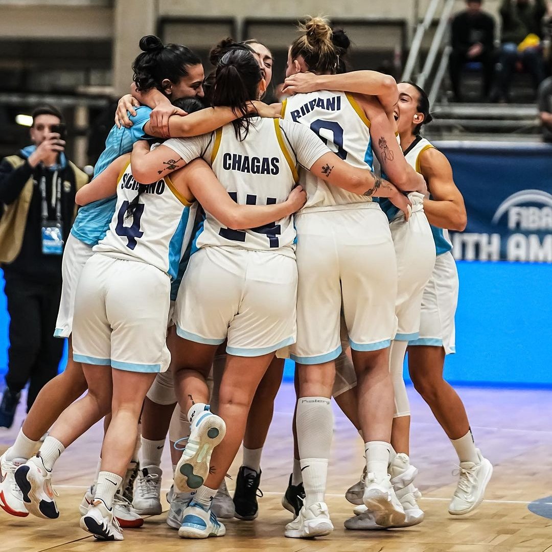 🇦🇷 ¡La Selección Femenina clasificó a la Americup y es finalista del Sudamericano!

🙌 La Mayor venció 69-66 a Venezuela y avanzó a la gran definición del certamen.

🔜 Mañana, desde las 21hs, se medirán frente a Brasil por el título.

📷 <a href="/cabboficial/">Argentina Básquet</a>