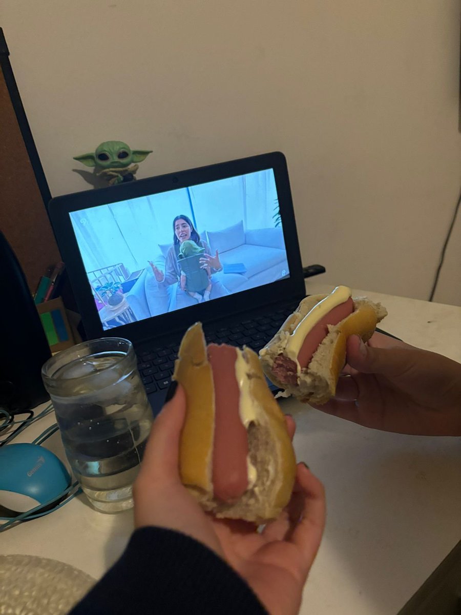 nos hacemos las inalcanzables y comemos viendo los polinesios