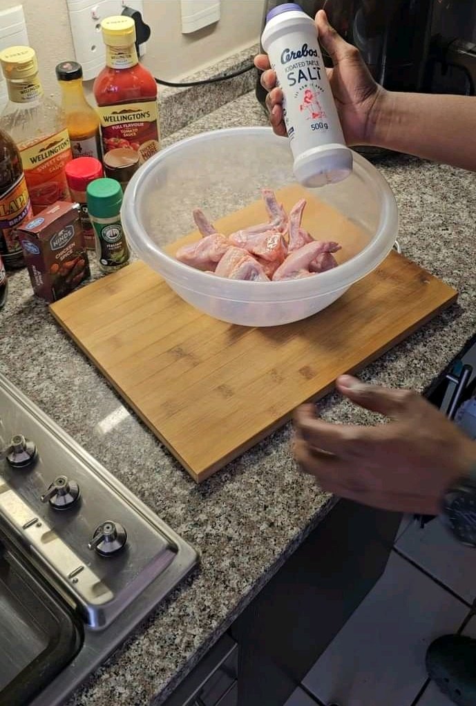 ThulaniWillem's tweet image. This is how it&apos;s done, I use it to marinate wings, and you can see the final product. Mhm🤭😋 @Cerebos_SA
@Georgekhoza007 @LecbaMo @SindisiweKune10
#Cerebos #SeeHowItRuns #MoreThanJustSalt #Braaimonth #CerebosBBQBraaiSalt #Streetfood #Braai
