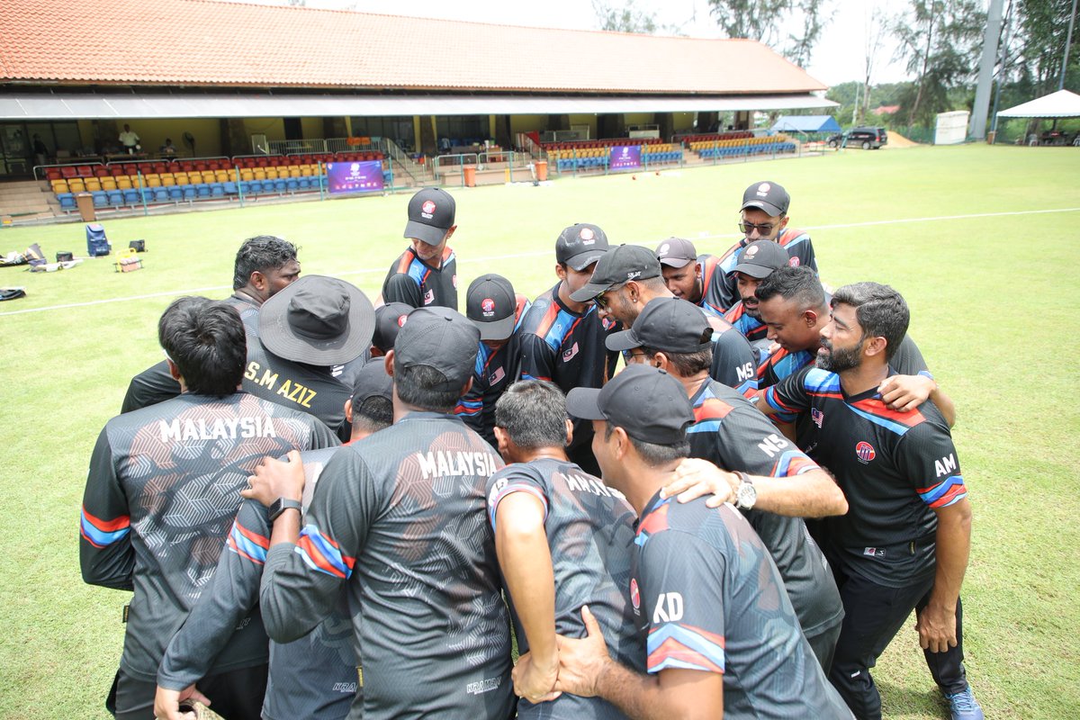 MalaysiaCricket's tweet photo. End of the innings at Bayuemas Oval!!!
ππ° Hong Kong limit Malaysia to 124(18.4)
π²πΎ Aziz top-scored with 40; Azim 29 and Sharvin 24
πΊ https://t.co/yCv4LI3X6B
π· ICC
#T20WorldCup | #AsiaQualifierA | #MASvsHK https://t.co/Ctxbhrl5il