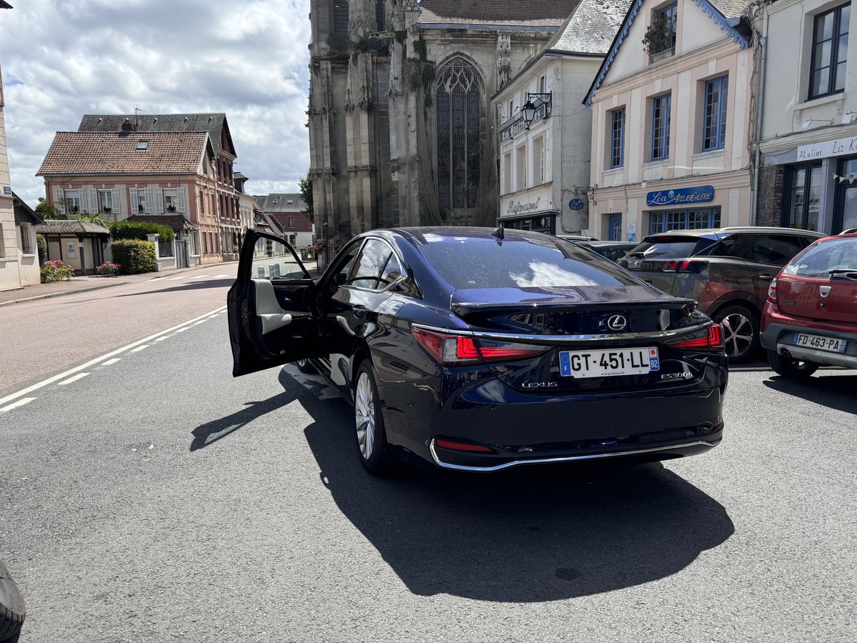 blogcarspassion's tweet photo. Ce n’est pas la plus belle de sa catégorie 
Mais surment la berline la plus fiable du marché 🇯🇵
Lexus ES 300h la berline préférée des taxis 👌
À découvrir pourquoi en vidéo : https://t.co/t3yzsVFzo4
#fiable #voiture #taxi #lexus https://t.co/kwssfQMYUu