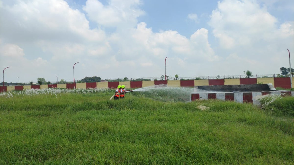 aaiRanchiApt's tweet image. Hot Fire Drill conducted at @aaiRanchiApt The Aircraft Rescue and Fire Fighting (ARFF) team demonstrated excellent coordination and response, ensuring readiness for any emergency. Safety is always our top priority. #FireDrill #ARFF #AirportSafety #EmergencyPreparedness