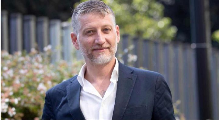 Io vi vedo con la vostra laurea e i sette dottorati all'estero + 140 CFU che aspettate una supplenza di 6 ore a 400 km da casa mentre Alessandro Giuli con il suo inglese/francese base e manco un pezzo di carta vi sorpassa a destra e diventa ministro della #Cultura (e del merito)
