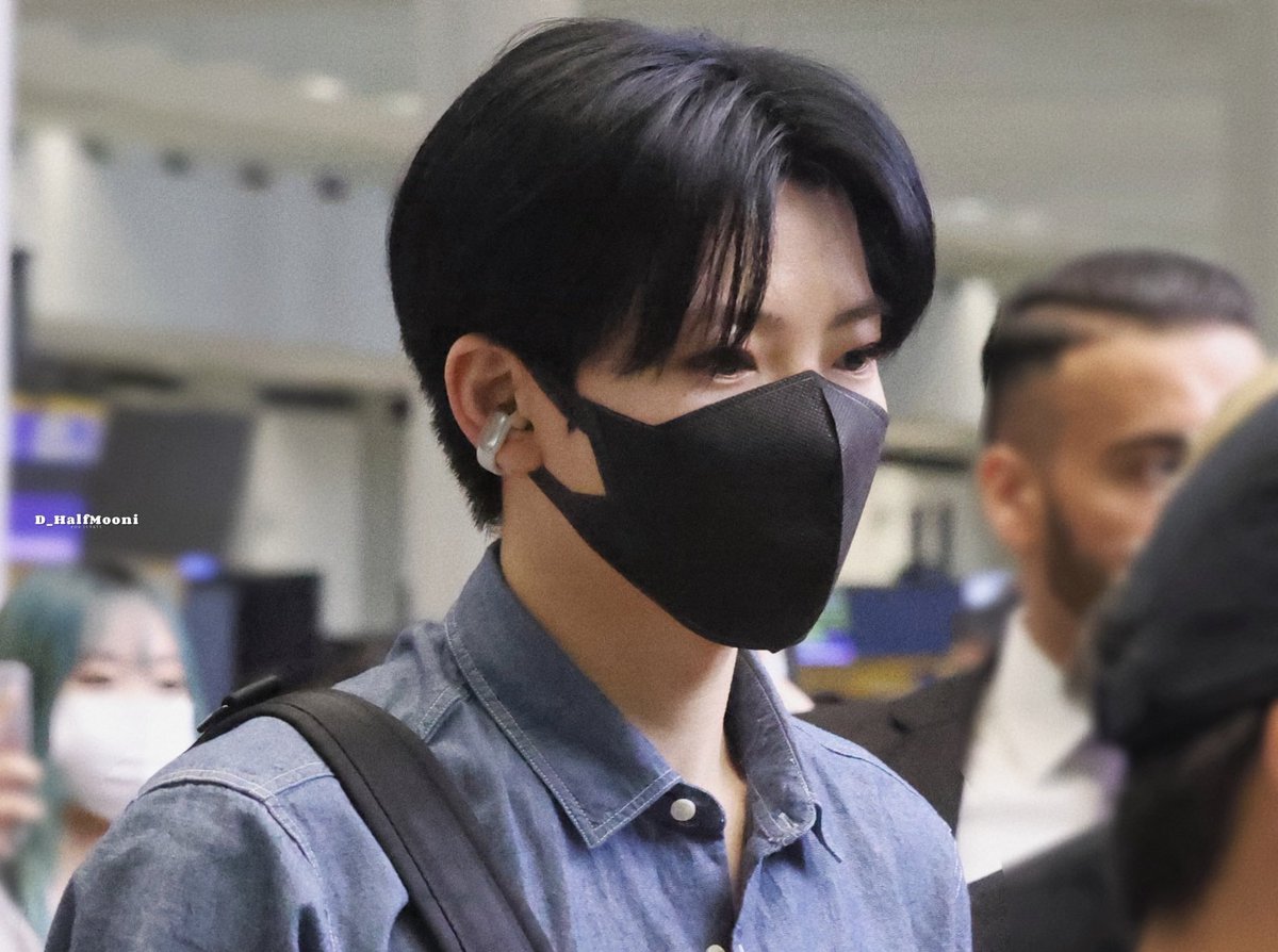 เข้าใจหมดทุกอย่าง ตอนแรกลงรถยืนห่างกัน แล้วเริ่มเดินประกบข้าง ยื่นหูฟังให้เป็นของขวัญ พอถึงที่นู้นแฟนก็ใส่เลย แล้วยืนตัวติดอยู่ข้างๆ ครับ🫡