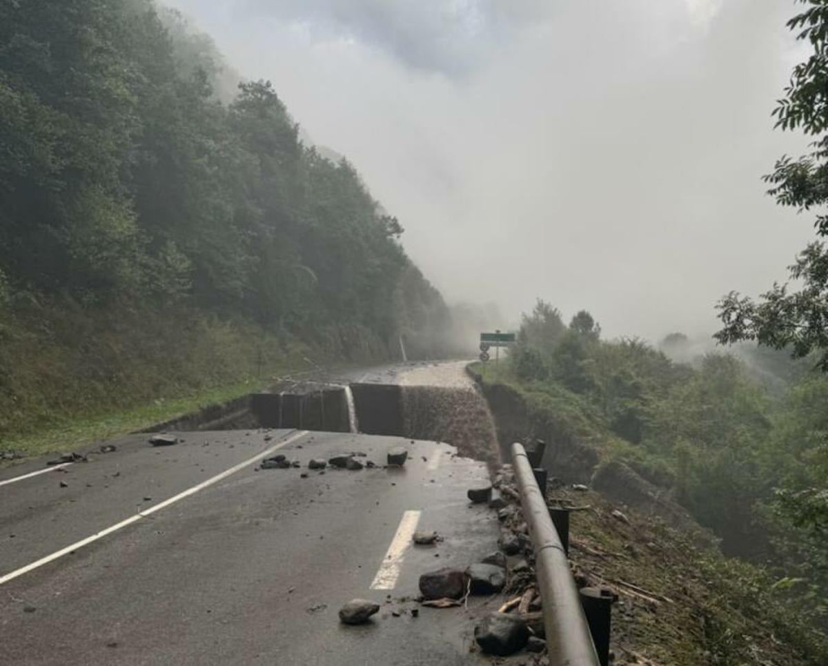 Coupure d’axe ce matin suite à de très fortes précipitations sur l’ensemble du secteur central et occidental en fond de chaîne ❗️🌧️:
- ici à Urdos la route du tunnel du Somport est fermée 
📷Préfecture 64
Reportez vos déplacements ❗️que ce soit en Béarn ou Bigorre et en Aragon