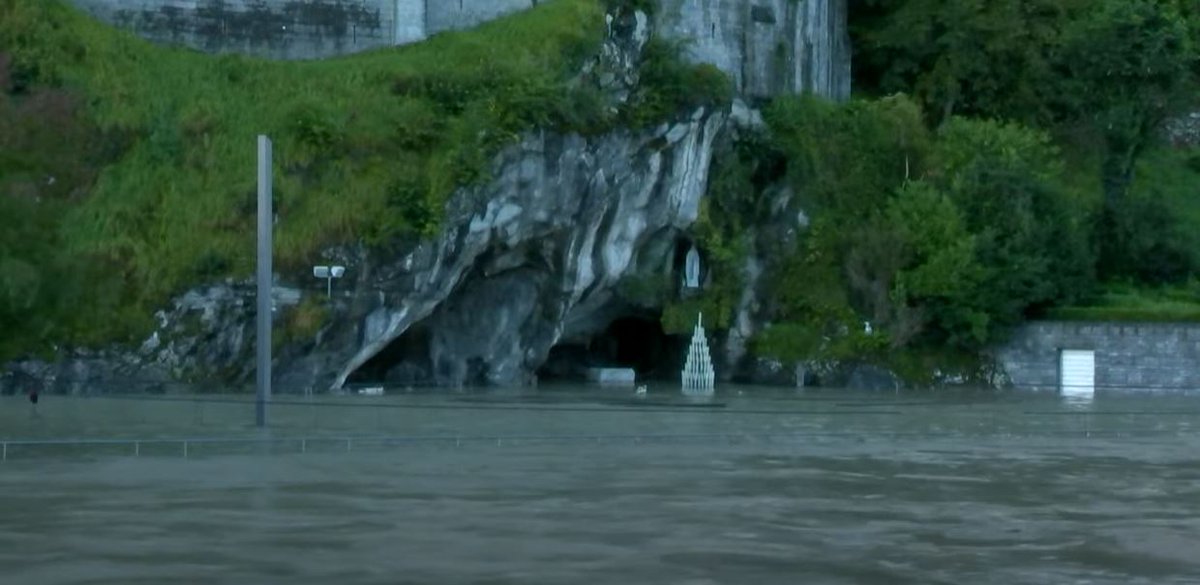 lourdes_france's tweet image. Montée brutale des eaux du gave de Pau qui ont inondé la Grotte et le Sanctuaire.
Les portes du Sanctuaire restent ouvertes.
La messe de 10h n'aura pas lieu.

Informations sur place.