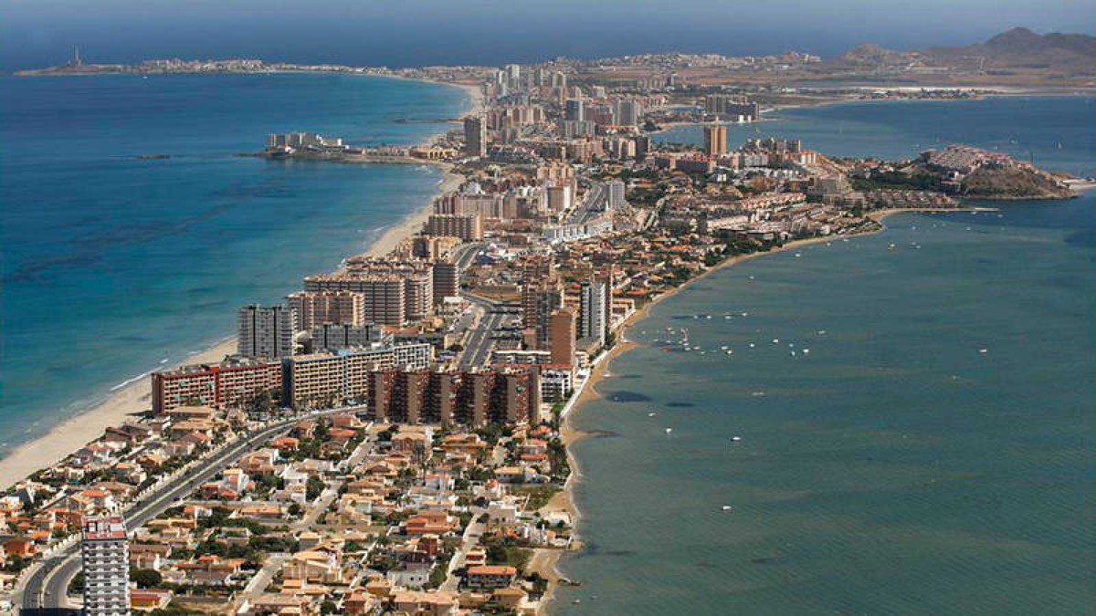 La Manga del Mar Menor, un desastre no solo urbanístico y un lugar turístico para no repetir: 
🤢Sin zonas verdes.
😮Sin apenas parques infantiles.
😗Si aceras o aceras muy estrechas y peligrosas en muchos tramos.
🙄Sin paseo marítimo.
🚌Sin trasporte público de calidad y