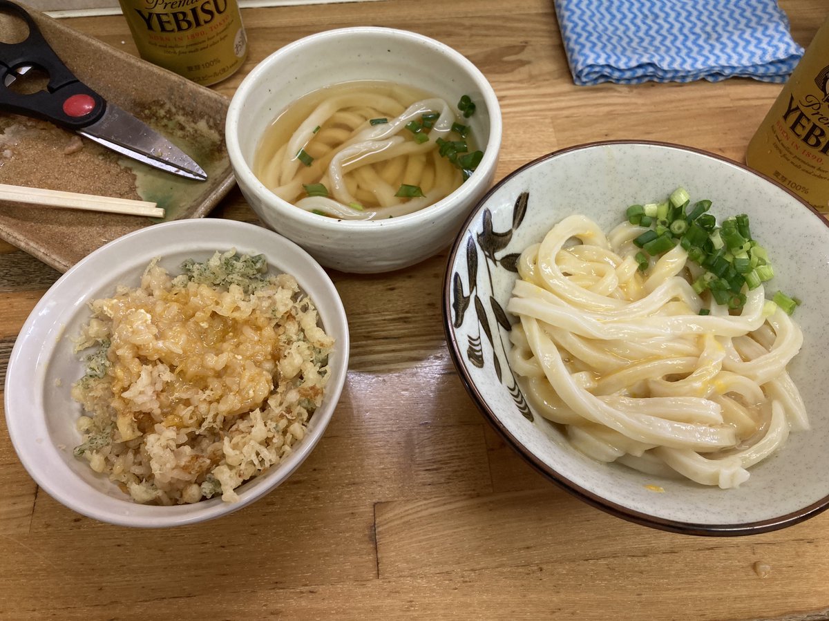 pino_lib's tweet photo. こげらセット
かまたま並 ゲソ天 TKG
追加 ぬるぬる小
今日のファスロ麺は僻地的に細麺やわめ
わしの好きなタイプ🥰
釜玉のうどんをぬるぬるの出汁で頂く、これが美味い(汁たま)
暖簾を出そうとしない我々を尻目に黙々と仕事をこなす店主 今日はATFA見れず残念です。
#ATFT https://t.co/g8IG1zN7O6