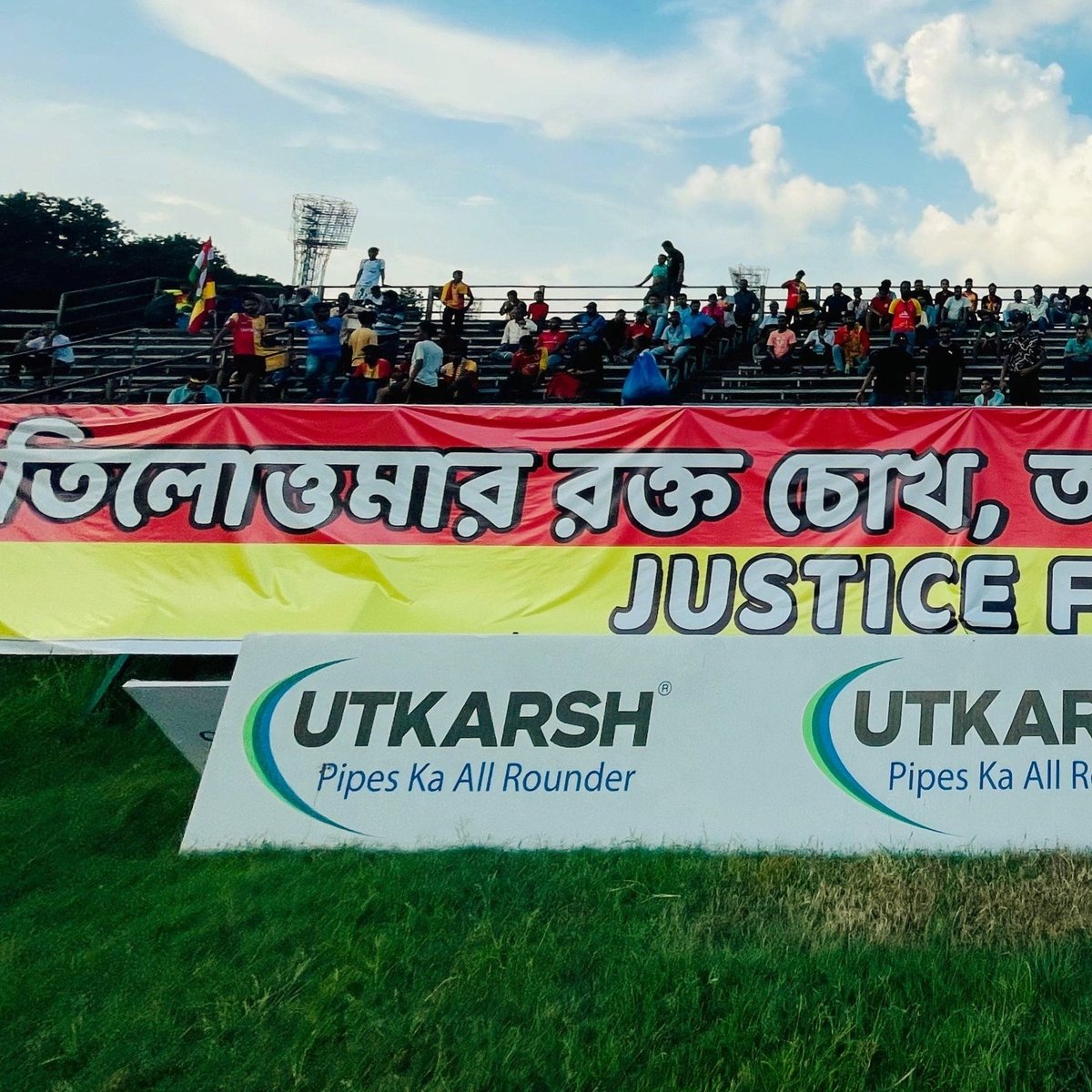ebultras1920's tweet photo. লাল হলুদ গ্যালারির স্বর #JusticeForRGKar ✊️

#EastBengalUltras #BangalBrigade #EastBengalFC https://t.co/6P20SGP0pu