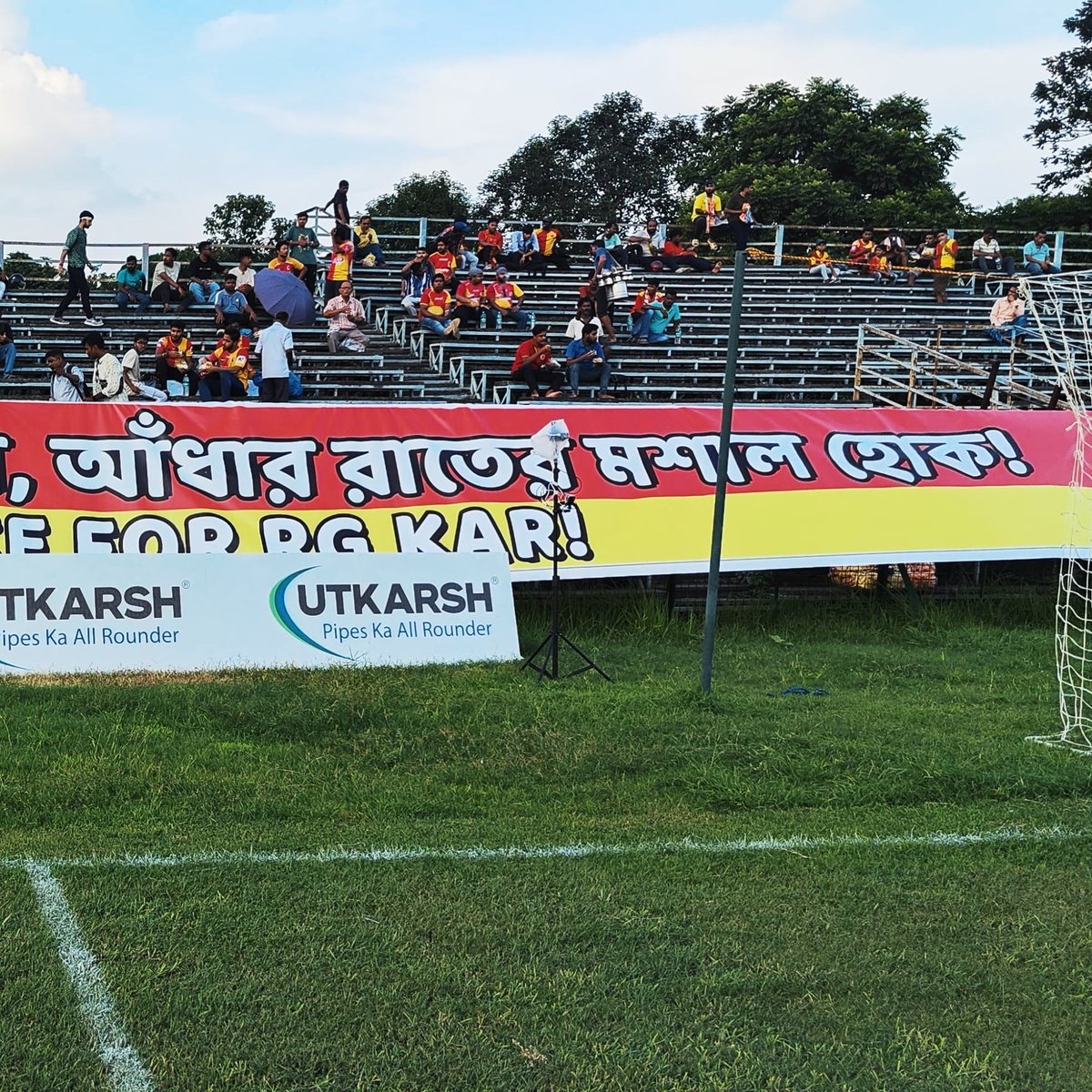 ebultras1920's tweet photo. লাল হলুদ গ্যালারির স্বর #JusticeForRGKar ✊️

#EastBengalUltras #BangalBrigade #EastBengalFC https://t.co/6P20SGP0pu