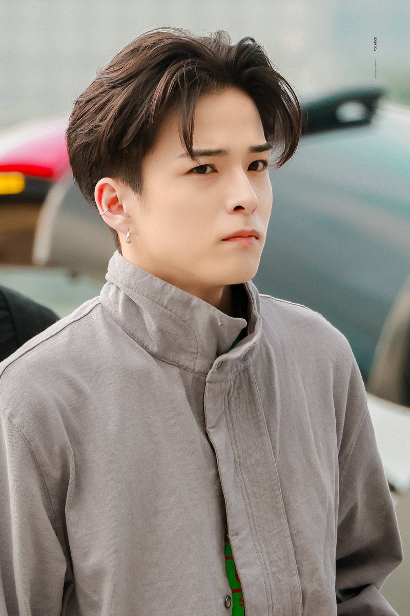 얘뭐임
방금막보석함끈나고나오셨나봐