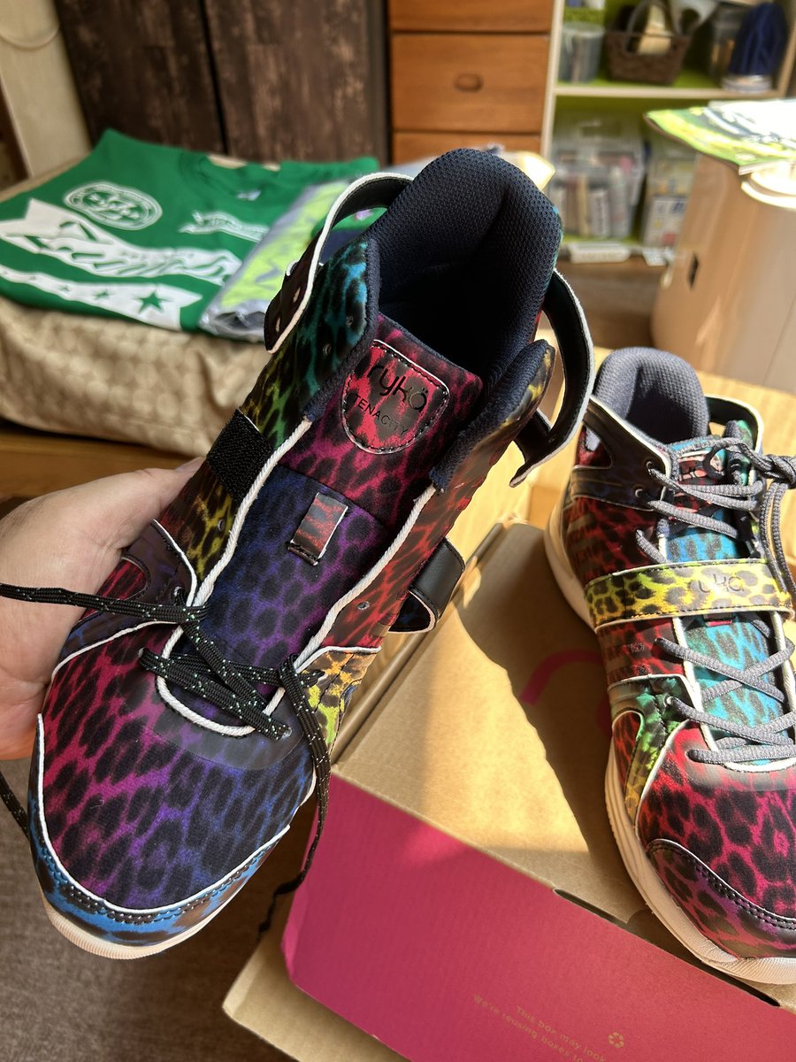m5ro_m5ro's tweet photo. ライカシューズきた〜👏👏

折角だから靴紐も派手な方を^_^✌️

#ryka #ZUMBA https://t.co/grqE1Is0EB