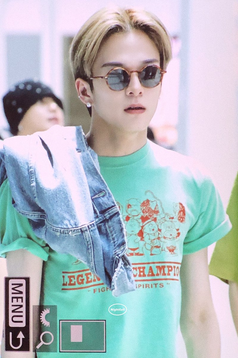 얘들하.. 아는 옷이다 인사해