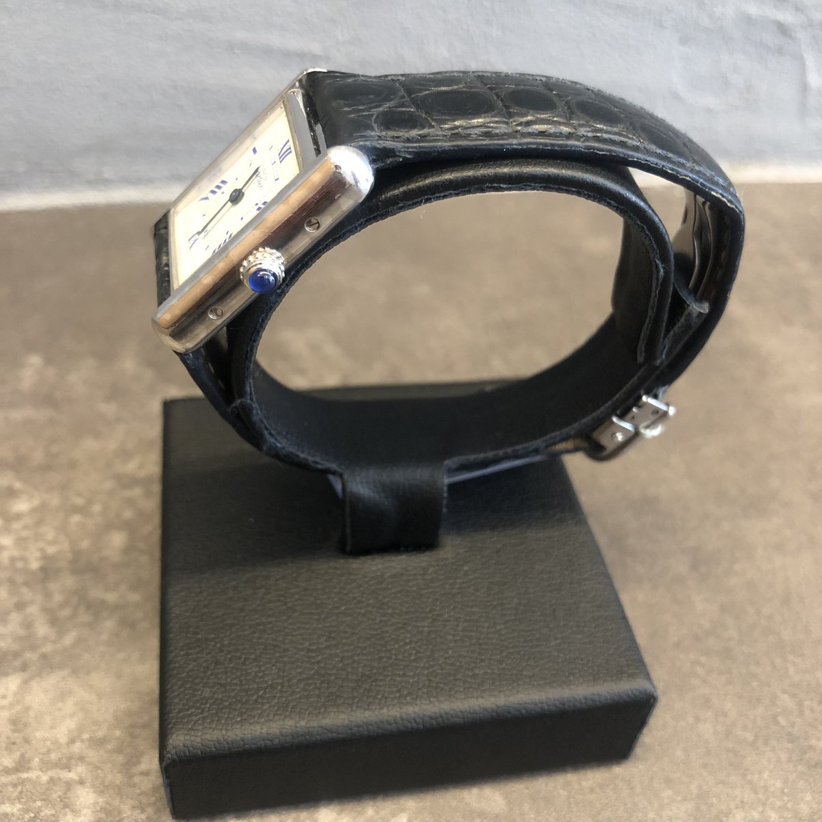 brooch_kanda's tweet photo. 🕰️
 #Cartier #マストタンク　

「タンク」の名の通り、戦車を模した直線的で美しいデザイン✨ #アンディーウォーホル も愛用していたとか。
ユニセックスで楽しんでいただける、こちらのマストタンク❣️神田店にて実際にお手に取ってご覧いただけます。
お待ちしております😚

@brooch_kanda https://t.co/1LGyzQu6ib
