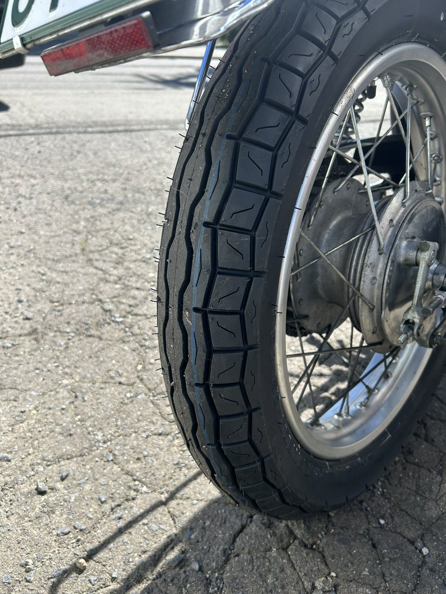 tosmkk's tweet photo. タイヤ交換
ついでにスプロケも交換したった。
皮剥きかねて長沼バーガー
#IRCG19
#motoworks
#WiLDHERB
#長沼道の駅
#SR400 https://t.co/81wtL6eyiM