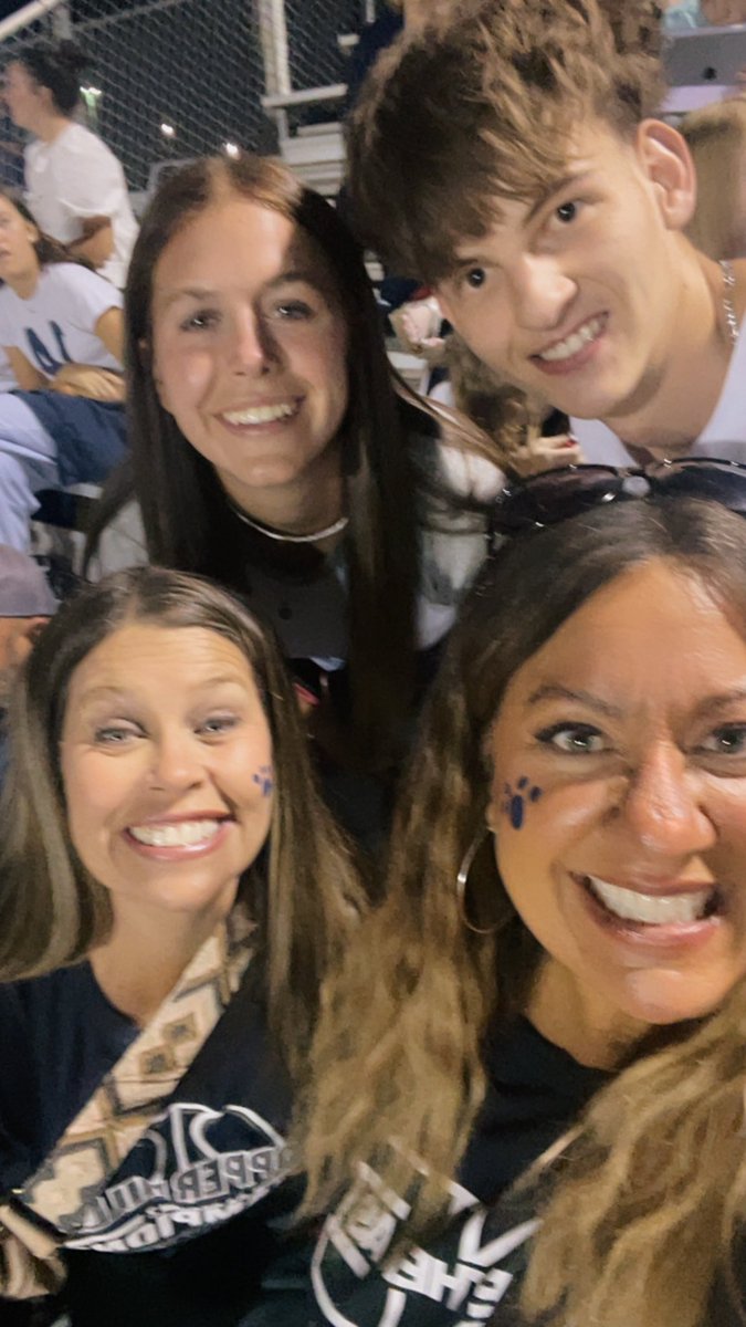 kelandren3's tweet photo. CHHS HOCO Football Game! Such a fun night! #LetsGoGrizz #CHHS #CopperHills #hoco https://t.co/2WRkDbBXVj