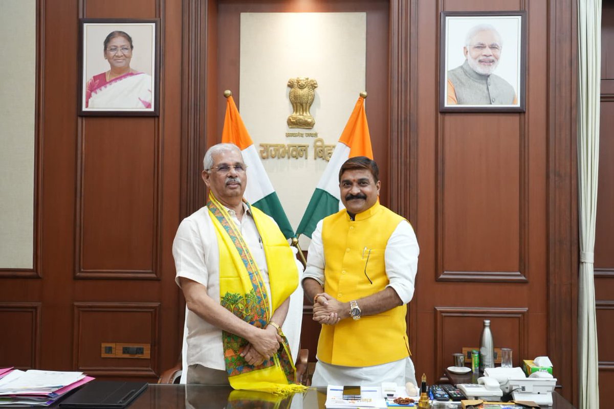 SantoshRanjan_'s tweet photo. माननीय राज्यपाल महोदय श्री राजेन्द्र विश्वनाथ आर्लेकर जी से मिलकर उन्हें बिहार पोल्ट्री एण्ड एक्वा एक्स्पो के उद्घाटन समारोह में मुख्य अतिथि के तौर पर शामिल होने का अनुरोध किया।
#जय_महादेव https://t.co/e04v8n0snP