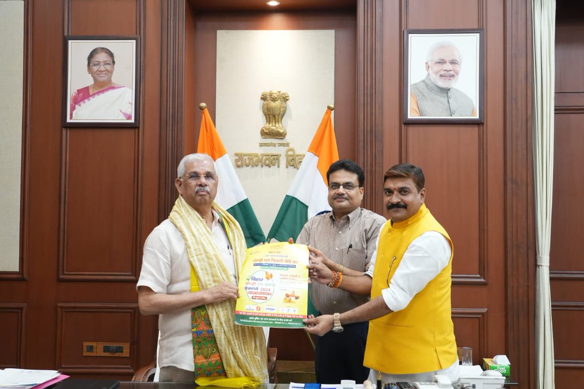 SantoshRanjan_'s tweet photo. माननीय राज्यपाल महोदय श्री राजेन्द्र विश्वनाथ आर्लेकर जी से मिलकर उन्हें बिहार पोल्ट्री एण्ड एक्वा एक्स्पो के उद्घाटन समारोह में मुख्य अतिथि के तौर पर शामिल होने का अनुरोध किया।
#जय_महादेव https://t.co/e04v8n0snP