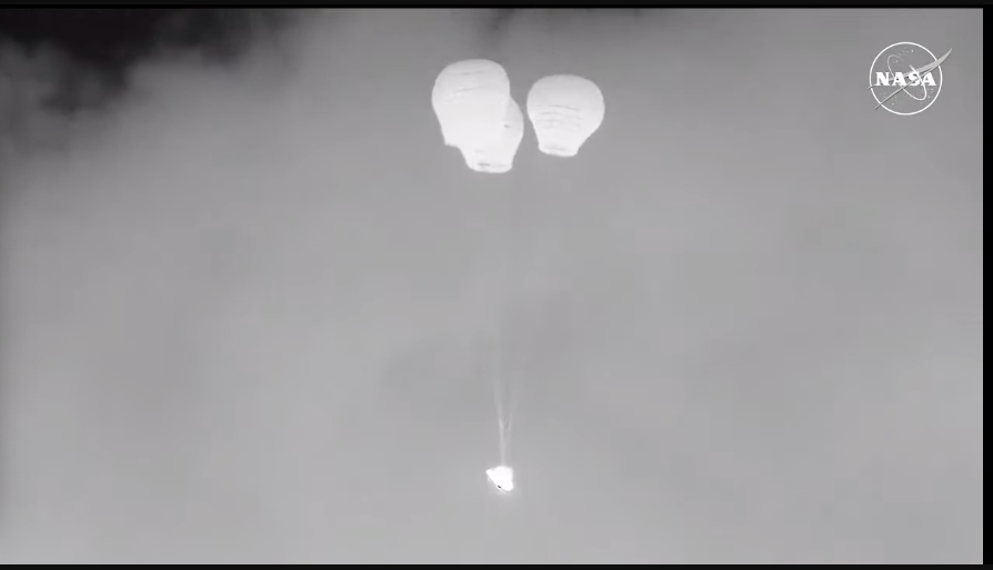 genejm29's tweet photo. #NASA #Boeing #Starliner - Good main chutes! https://t.co/gVOoaGOoyH