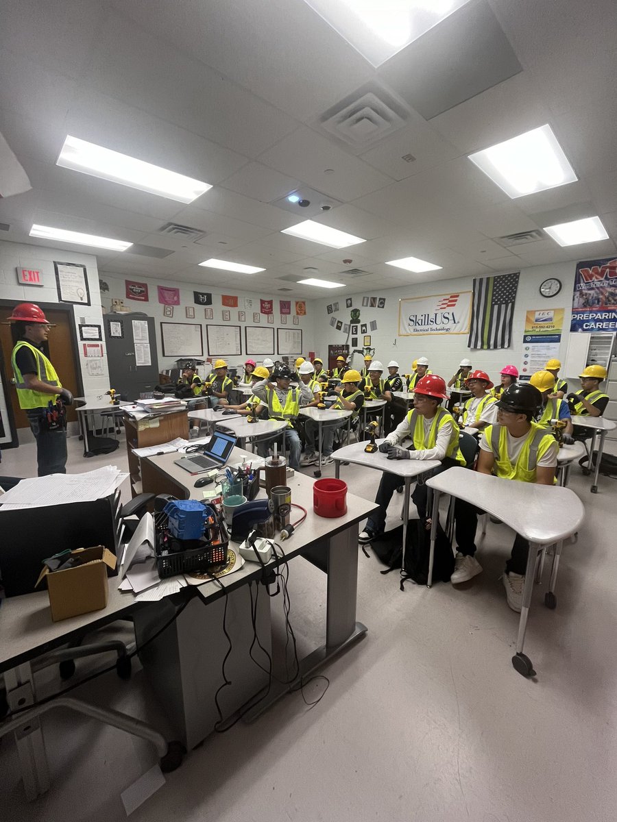 high_scorpion's tweet image. Completing  30 days of 0 accidents at the workshop. Safety pep talk by safety cordinator(Ncholas Chaparro).
#ScorpionStrong, #WeAreClint