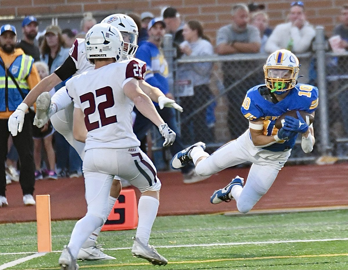 Let's Play Football (@letsplayfb_mn) on Twitter photo In <a href="/StmaFB/">Knights Football</a>'s 24-21 win over Anoka, STMA's Landon Prepodnik made a spectacular diving catch for a TD to give the Knights a 10-6 lead. STMA won the game 24-21 over Anoka to improve to 1-1 on the season.
📸Libby Auger In <a href="/StmaFB/">Knights Football</a>'s 24-21 win over Anoka, STMA's Landon Prepodnik made a spectacular diving catch for a TD to give the Knights a 10-6 lead. STMA won the game 24-21 over Anoka to improve to 1-1 on the season.
📸Libby Auger
