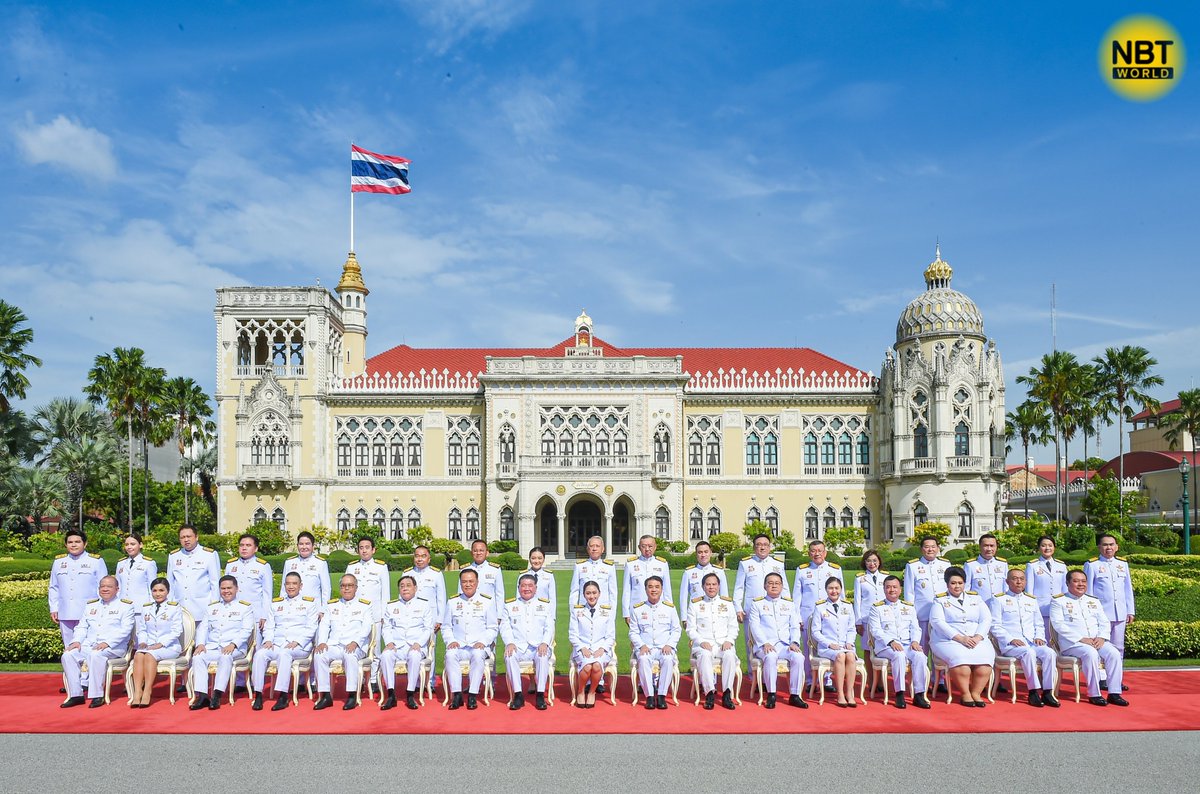 NBTWORLDNews's tweet image. PM led her newly appointed Cabinet in a group photo session this morning (Sep 7) in front of the Thai Khu Fah Building at Government House. 

See more: Facebook.com/nbtworld

#CabinetPhoto #PolicyApproval #ThaiGovernment #MediaCoverage #ParliamentSession