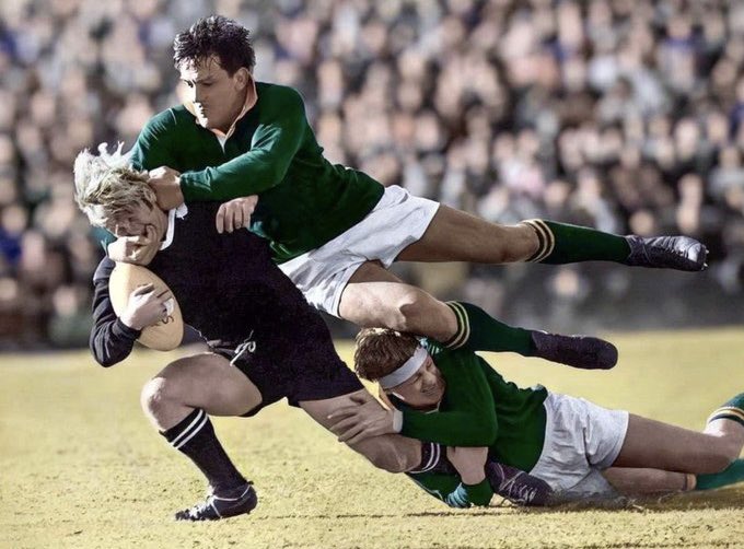 BalbytersInc's tweet photo. Moro Moro Moro vandag is #GameDay Om die dag interessant te maak kan iemand meer lig werp op die Great foto van oom #FrikduPreez wat 'n #AllBlacks tackle?

Was die tackle legal?
Wat van die vuis? 
Ander ouens in foto?

#RSAvNZL #RugbyChampionship #ForeverGreenForeverGold #Oubal https://t.co/4bc3iT1ebE