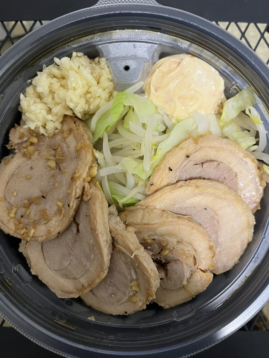 hinomaru_komae's tweet photo. バーガー断ちを決意し、
先日の休日は1日一食にし、日中は
ウォーキングしたこまオジです。
ボディメイクはタンパク質と脂質のバランス。
考え抜いた晩酌は
チャーシュー弁当ww
だいぶ偏ったバランスになりましたw
PFCバランス見直します😂
#シャンクガレッジ
#ヒノマル
#BIGhide https://t.co/osT6ImeQPB