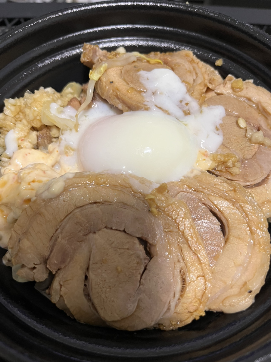 hinomaru_komae's tweet photo. バーガー断ちを決意し、
先日の休日は1日一食にし、日中は
ウォーキングしたこまオジです。
ボディメイクはタンパク質と脂質のバランス。
考え抜いた晩酌は
チャーシュー弁当ww
だいぶ偏ったバランスになりましたw
PFCバランス見直します😂
#シャンクガレッジ
#ヒノマル
#BIGhide https://t.co/osT6ImeQPB