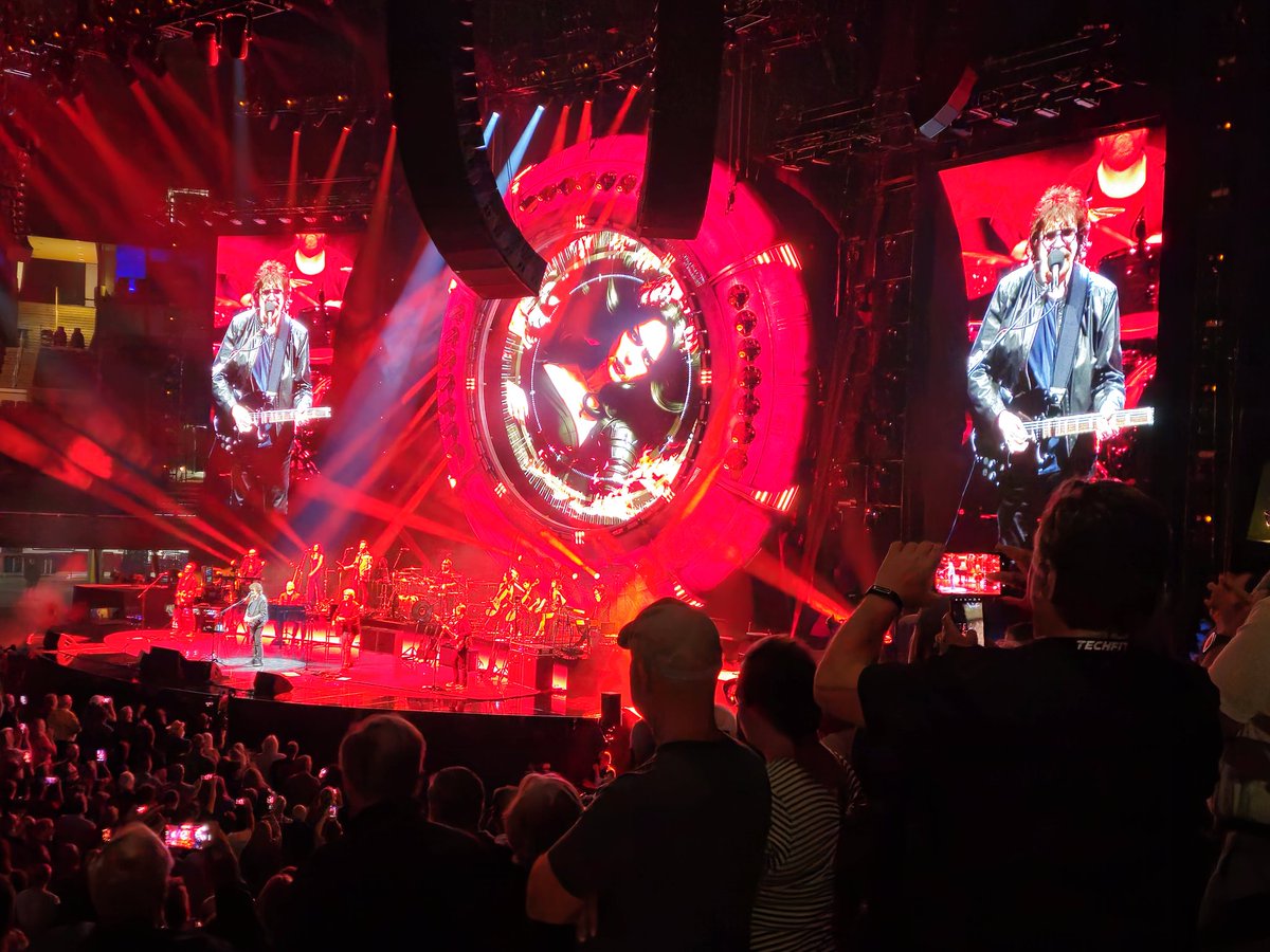 Glorious, triumphant night of magic in St Louis 👏 by <a href="/JeffLynnesELO/">Jeff Lynne's ELO</a> <a href="/JeffLynneFans/">Jeff Lynne ELO Fans</a>