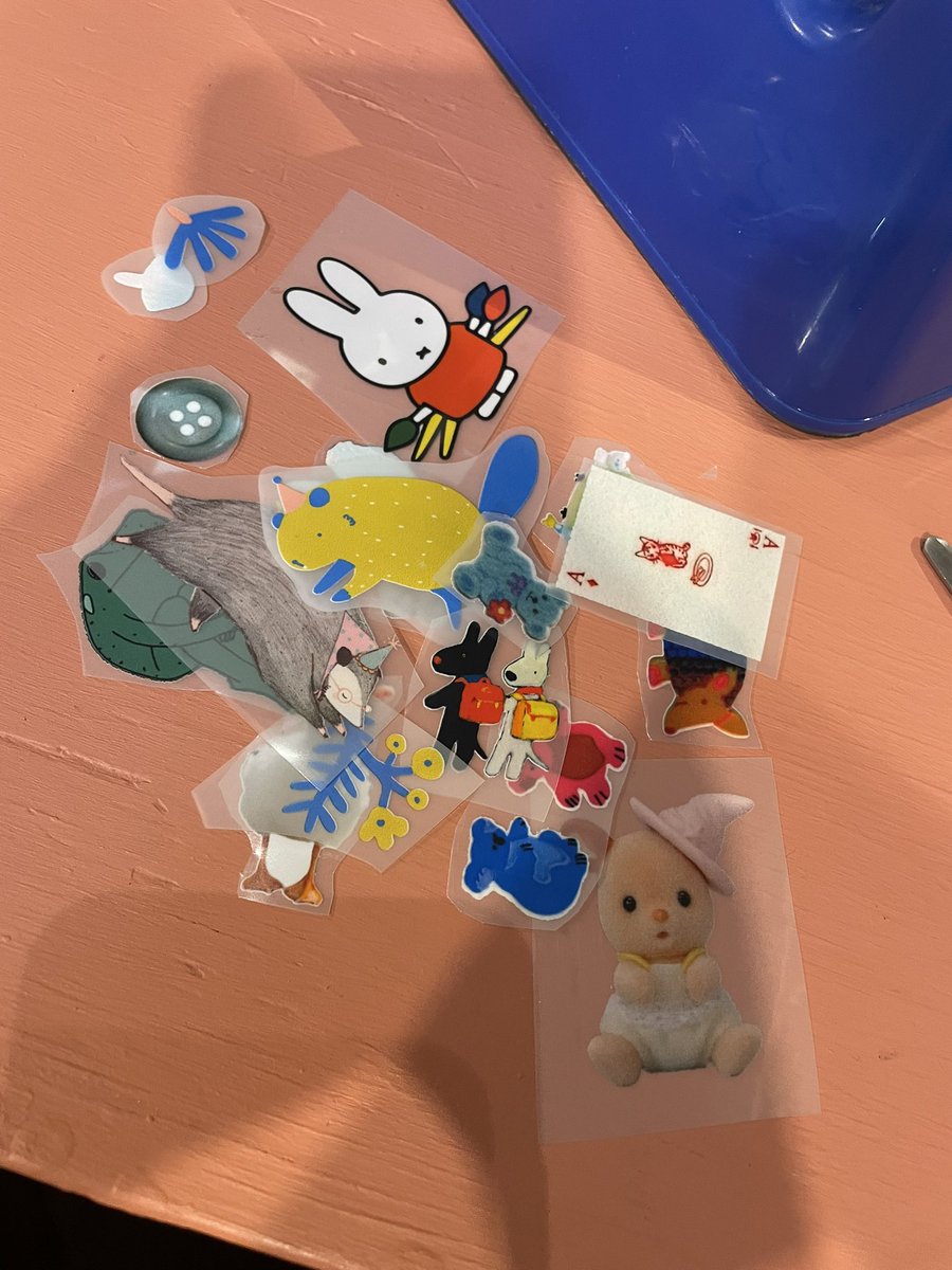 andstatement's tweet image. No subestimemos lo bonito de un Viernes de hacer playeras con stickers. 💜🌿❤️