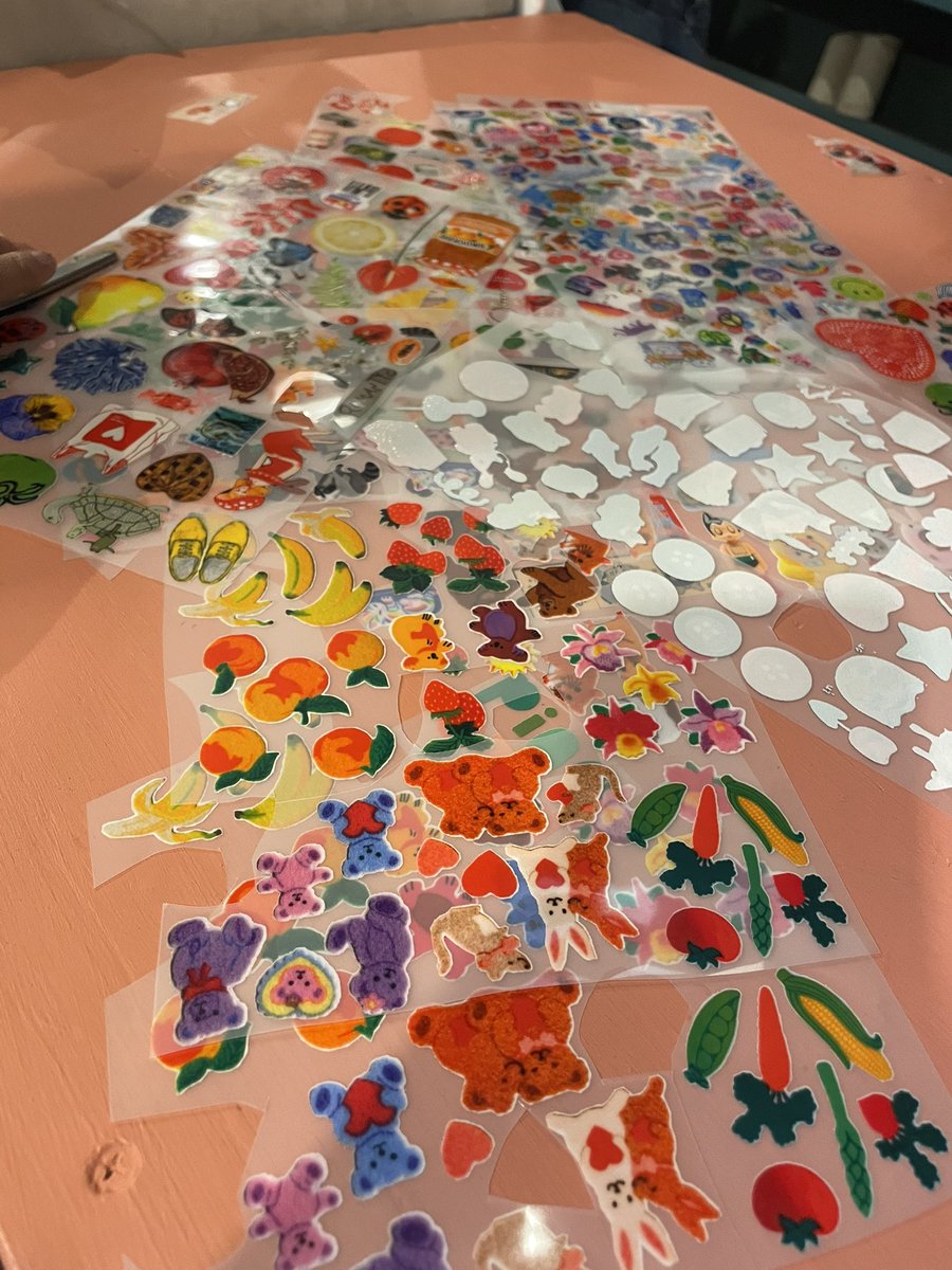 andstatement's tweet image. No subestimemos lo bonito de un Viernes de hacer playeras con stickers. 💜🌿❤️