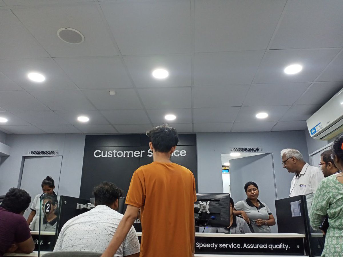 Odin1318's tweet photo. Samsung Service Centre Experience 
Pic 1:- on 7th Aug. out of nowhere Green line appears on my screen I was shocked to see it after that I contacted Nearest SC which is 55KM away from my home. They told me to show the phone. (S21FE).

Pic 2:- After few days another line appears. https://t.co/nHVi70wJt8