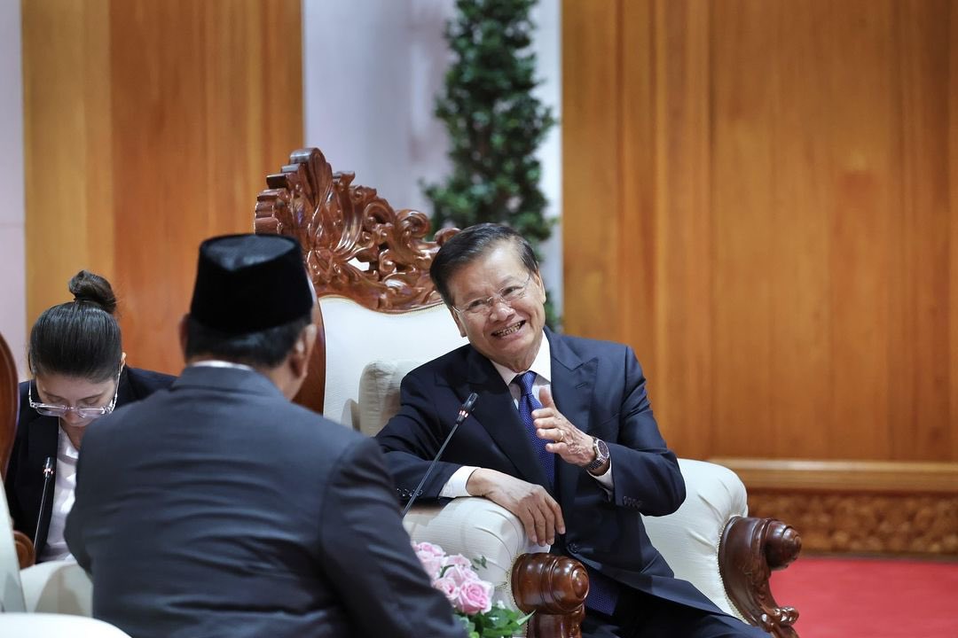 prabowo's tweet photo. Melanjutkan kunjungan kerja bertemu dengan Presiden Republik Demokratik Rakyat Laos, Yang Mulia Thongloun Sisoulith.

Selanjutnya saya juga bertemu dengan Perdana Menteri Laos Sonexay Siphandone.

Pertemuan bilateral ini kami lakukan guna perkuat kerja sama yang menguntungkan dua negara Indonesia dan Laos dalam berbagai aspek bidang diantaranya pertahanan, pendidikan dan lainnya.